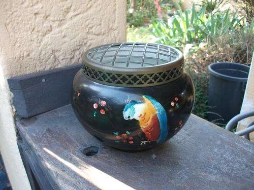 A BEAUTIFUL VINTAGE BOWL (FOR ROSES ETC) WITH PARROT BIRD DETAIL. GORGEOUS