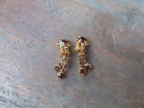 RATHER LOVELY PAIR OF GOLD COLOURED RUBY LOOK DANGLE CLIP ON EARRINGS VINTAGE???