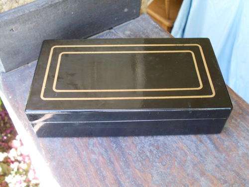 1950'S????? PLASTIC BOX/CONTAINER WITH LID BLACK WITH LINE DETAIL. ACTUALLY NICE