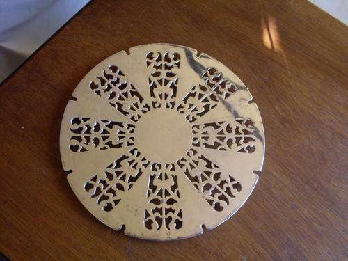 SILVER PLATED TRIVET STAND WITH DETAIL MADE IN ENGLAND