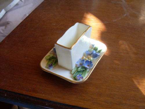BEAUTIFUL & SMALL CROWN STAFFORDSHIRE VASE WITH RAISED FLORAL DETAIL, SO PRETTY