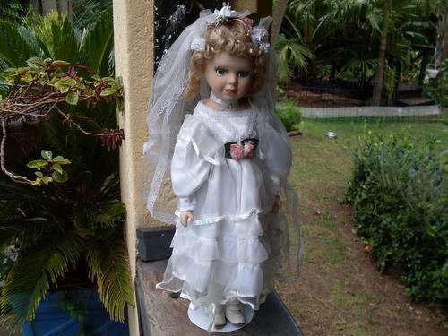 RATHER GLAMOUROUS COLLECTOR'S BRIDAL DOLL ON A STAND 50CM