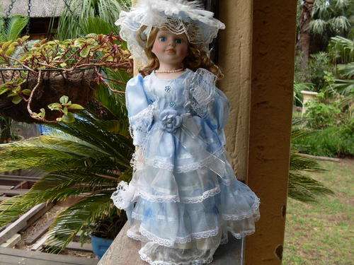 FINE YOUNG BLONDE LADY COLLECTOR'S PORCELAIN DOLL ON STAND