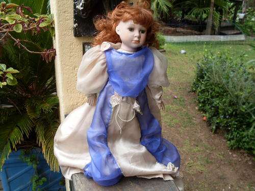 REDHEAD COLLECTOR'S PORCELAIN DOLL ON A STAND 42CM