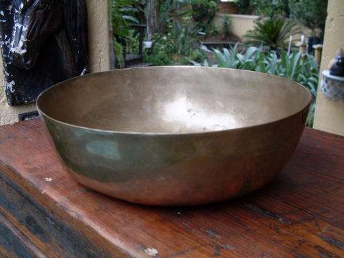 SEEMS TO BE VINTAGE. PLAIN AND SIMPLE BRASS BOWL (MEDIUM SIZE)