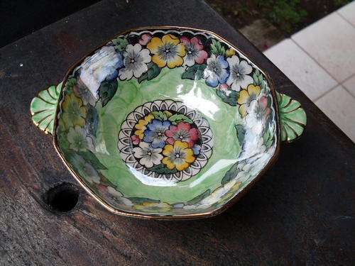 ONE OF THE BEST PIECES OF MALING I HAVE SEEN!. LOVELY FLORAL +++ SMALL LUSTRE BOWL WITH HANDLES