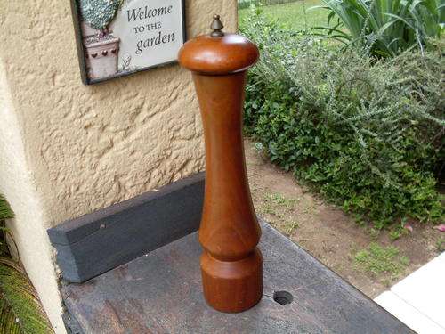 A LONESOME ITALIAN WOOD PEPPER GRINDER (WORKING)
