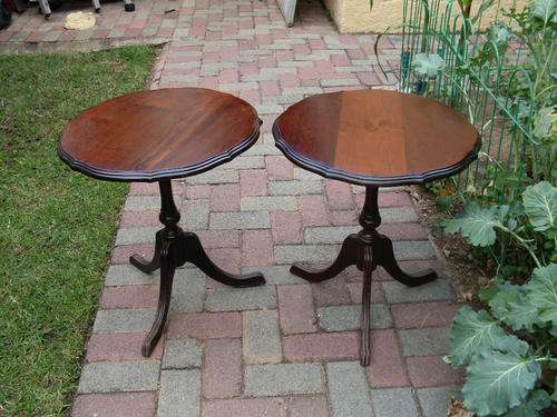 A VINTAGE & SOPHISTICATED PAIR OF LOVELY IMBUIA THREE LEGGED WINE TABLES