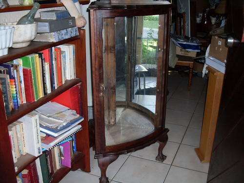 WOW THIS IS A STUNNER SMALL VINTAGE CORNER UNIT CURVED GLASS BALL & CLAW DISPLAY CABINET