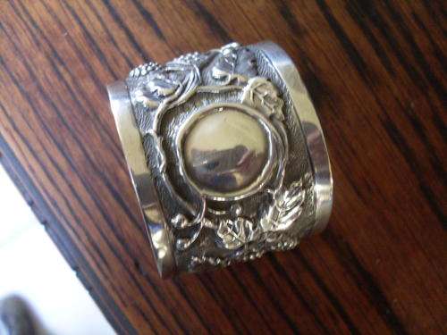 EXQUISITE IN DETAIL & BEAUTY ANTIQUE 1909 HALLMARKED SERVIETTE RING RAISED LEAF, BERRY + DETAIL 25G