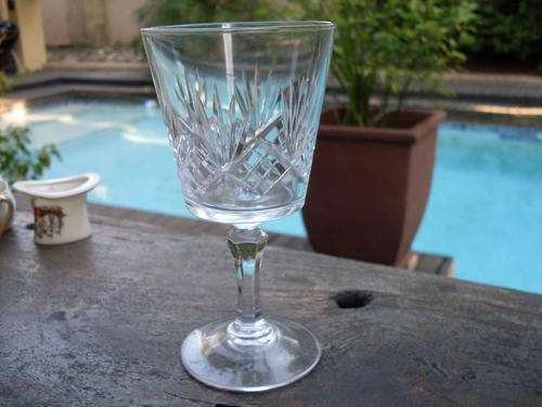 CRYSTAL WINE GLASS WITH SIMPLE ELEGANT CUT PATTERN