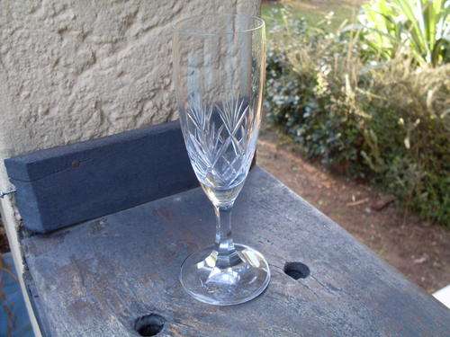 BEAUTIFUL CRYSTAL CHAMPAGNE GLASS WITH ELEGANT SIMPLE CUT