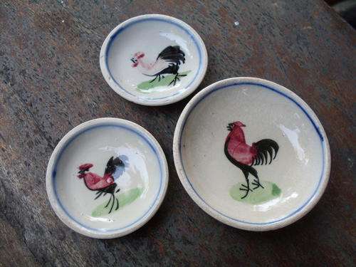 UNMARKED GLAZED CERAMIC COCKEREL OR CHICKEN VERY SMALL PLATES/DISHES CUTE!!!!