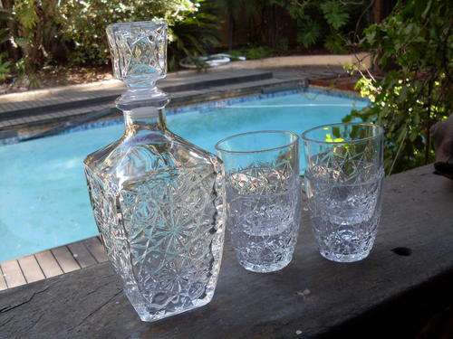 LOVELY LOOKING PRESSED GLASS DECANTER WITH 4 MATCHING GLASSES. NICE ON THE EYE