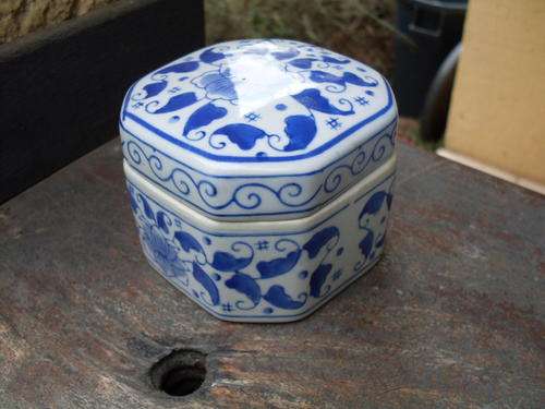 GENUINE MING BLUE, BLUE & WHITE TRINKET OR OTHER CONTAINER WITH LID