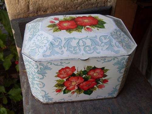 LOVELY TEA CADDY TYPE OF HINGED TIN ROSE LEAF PLUS OTHER DETAIL