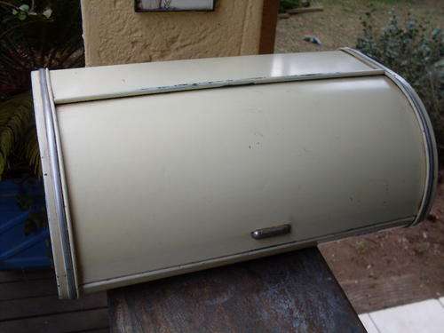 NICE RETRO LIGHT YELLOW OR CREAM METAL BREAD BIN SILVER TRIM. ROLL TOP