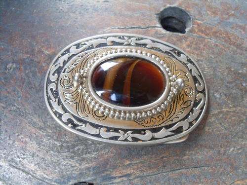 RATHER NICE WESTERN COWBOY/GIRL STYLE BUCKLE LOTS OF DETAIL & SOME SORT OF STONE IN THE CENTRE