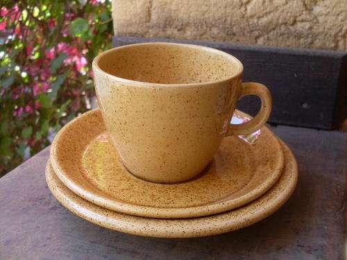 VINTAGE WILLSGROVE WARE POTTERY MUSTARD COLOUR + SPECKS TEA / COFFEE TRIO