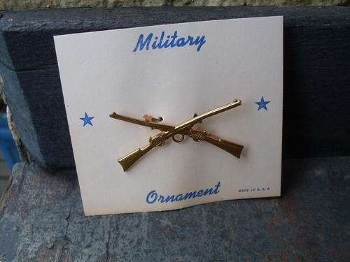 MILITARY STYLE OF SWEETHEART PIN BROOCH WITH CROSSED RIFLES BELIEVED '50'S
