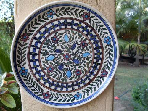 A BEAUTIFUL HAND PAINTED FLORAL PLUS DECORATIVE WALL PLATE. BRIGHTEN THE DAY!