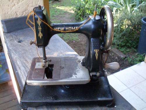 FOR THE COLLECTOR!. STUNNING ANTIQUE NEW HOME MIDGET HAND CRANKED SEWING MACHINE USA WOW!