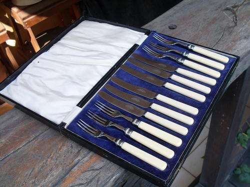 VINTAGE AND VERY ACCEPTABLE CASED / BOXED FRUIT SET WITH FAUX?? IVORY (MAYBE BONE)HANDLES. SHEFFIELD