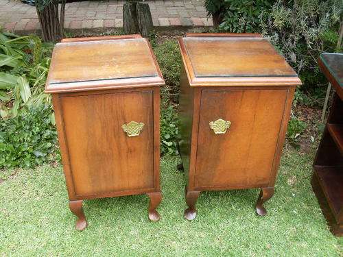 YOUR CHANCE TO OWN A PAIR OF VINTAGE QUEEN ANN BEDSIDE PEDESTAL TABLES, GLASS TOPS  & BRASS HANDLES