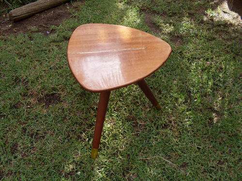 DE ROSTER CABINET MAKERS VINTAGE RETRO '60'S?? MAHOGANY SMALL TRIPOD LEG SIDE TABLE (TRIANGULAR)