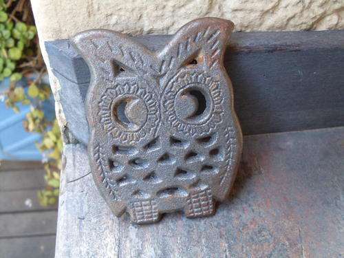 SO CUTE. A CAST IRON / METAL OWL SHAPED HOT POT STAND OR DECOR