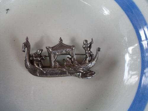 REDUCED! GORGEOUS DETAILED SILVER (NOT MARKED) GONDOLA JESTER, LOVERS BROOCH WORTH A LOOK