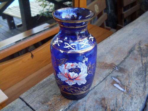 BEAUTIFUL SHAPE VINTAGE HAND PAINTED FLORAL & GILT,  BLUE GLASS VASE