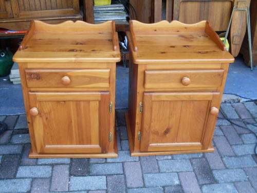A PAIR (LEFT & RIGHT) CYPRESS PINE BEDSIDE PEDESTAL TABLES ONE DRAWER, ONE CUPBOARD
