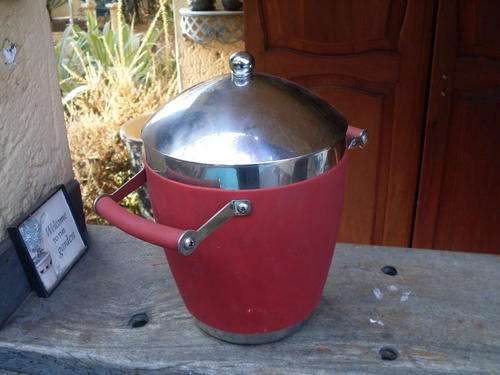 STURDY & SOUND STAINLESS STEEL + RUBBER? RED RETRO LOOKING ICE BUCKET & LID. STUNNING