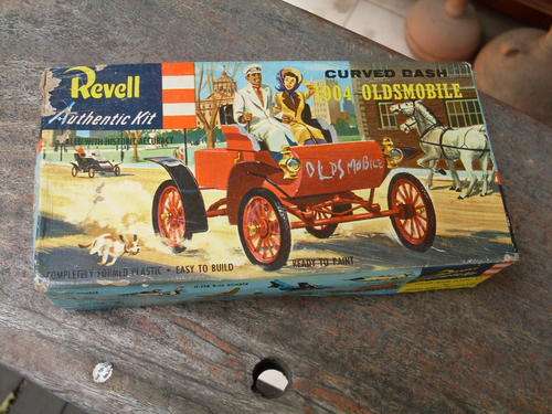 VINTAGE BOXED REVELL AUTHENTIC KIT (PLASTIC) MODEL OF CURVED DASH 1904 OLDSMOBILE