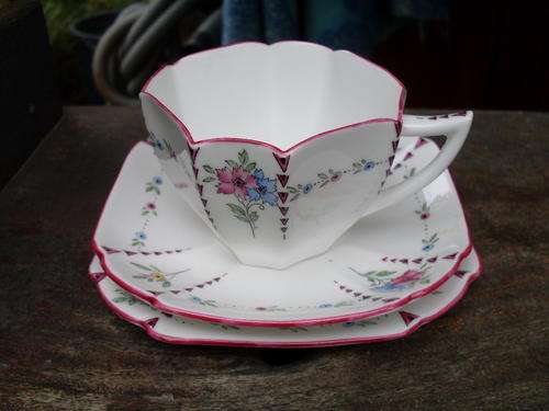 GLORIOUS VINTAGE SHELLEY CHINA QUEEN ANN SHAPED DELICATE & DAINTY PINK FLORAL +  GEOMETRIC TEA TRIO