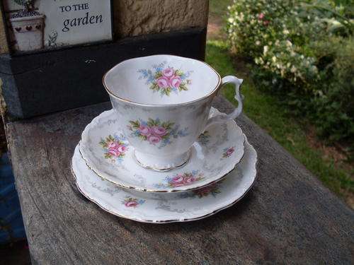 GORGEOUS AS EVER ROYAL ALBERT TRANQUILITY TEA TRIO ROSES & BLUE FLOWER SPRAYS CUP HAIRLINE