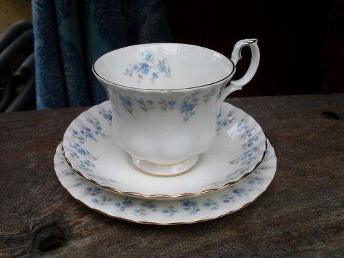 ANOTHER ROYAL ALBERT VINTAGE 1965  BEAUTY! MEMORY LANE TEA TRIO BLUE DAINTY FLORAL. CUP CHIPPED