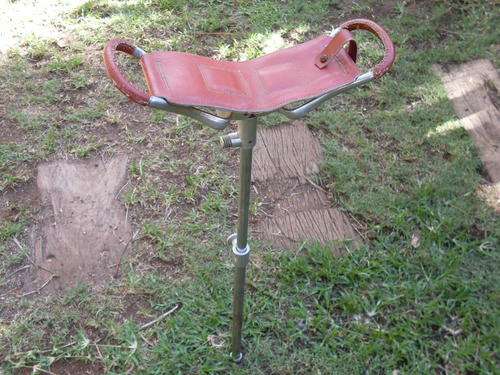 VINTAGE??? ASSUMED ENGLISH HUNTING STICK WITH BROWN LEATHER SEAT, ALUMINIUM, TELESCOPIC