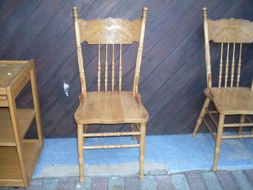 VINTAGE PRESSED BACK OAK LEAF AMERICAN COLONIAL STYLE " FEATHERBACK"  CHAIR WITH SPINDLES