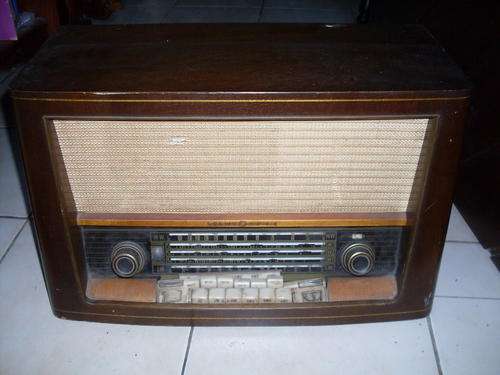4 THE VINTAGE RADIO AFICIONADOS SOMETHING DIFFERENT ON BOB LOEWE OPTA RADIO HIFI PARTS? RESTORATION?