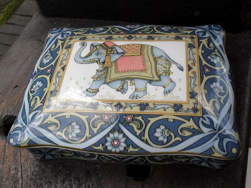 ABSOLUTELY GORGEOUS WEDGEWOOD SOON TO BE VINTAGE BLUE ELEPHANT TRINKET BOX/CONTAINER