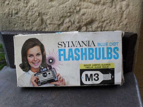 VINTAGE, VINTAGE & VINTAGE SYLVANIA BLUE DOT FLASHBULBS (12'S) IN BOX M3  PROBABLY OUT OF THE 60'S