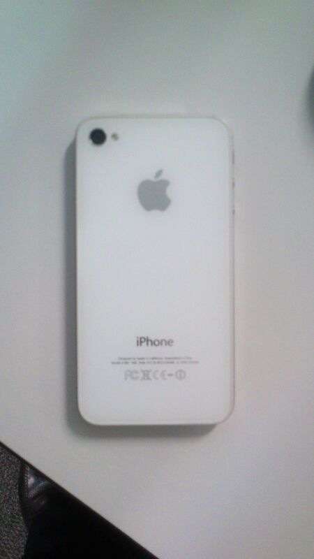 iPhone 4s 16GB in a Box & include New USB+ Car Charger Still in Good Condition 8/10