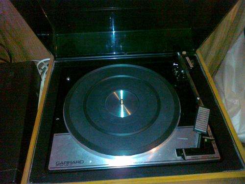 RECORD TURNTABLE