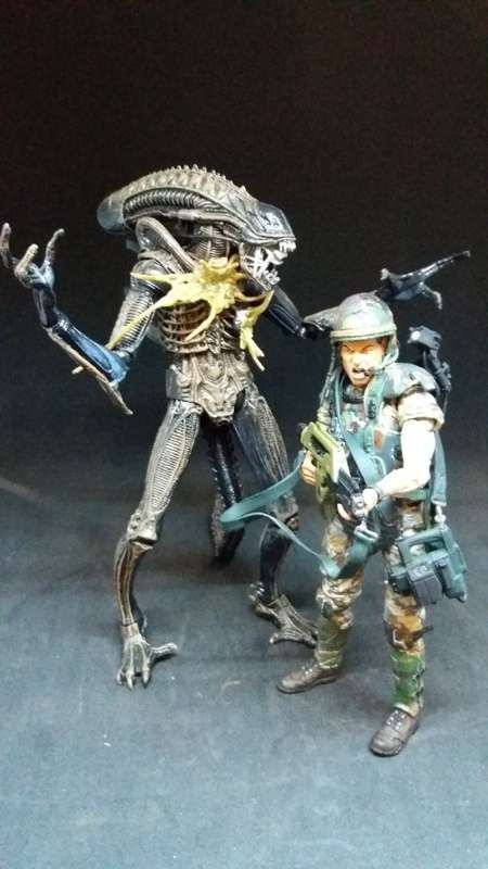 Aliens - Helmeted Hudson vs Battle Damaged Warrior (brown) 7" Action Figure