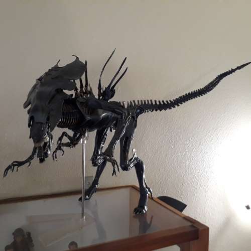 Neca Deluxe Alien Queen Box Set. About 45 cm from head to tail