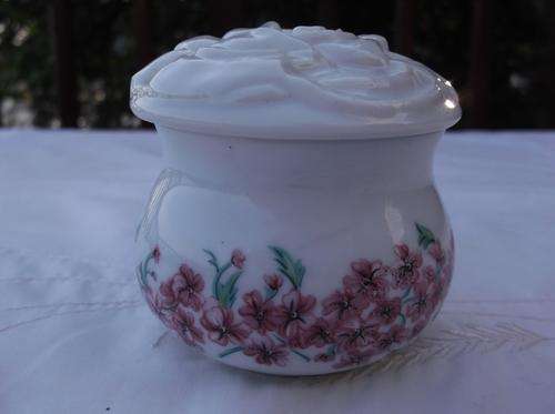 Lovely Elizabeth Arden Southern Heirlooms Rose Trinket Dish with Lid