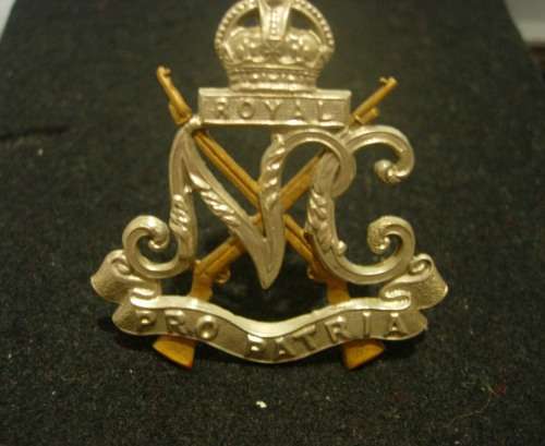 SOUTH AFRICA  -  ROYAL NATAL CARBINEERS CAP BADGE 1936-1964