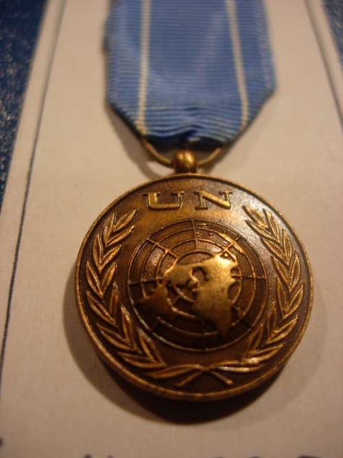 UNITED NATIONS 'IN THE SERVICE OF PEACE' MINIATURE MEDAL